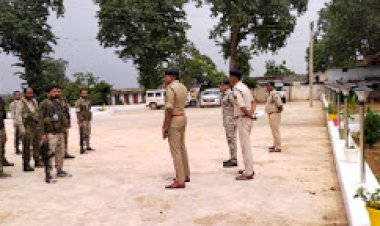 पुलिस अधीक्षक प्रफुल्ल कुमार ठाकुर ने किया अति संवेदनशील नक्सली थानों एवं सीआरपीएफ कैम्प का औचक निरीक्षण ...