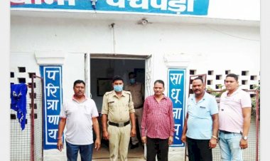 मस्तुरी जनपद पंचायत के पूर्व मुख्यकार्यपालन अधिकारी रहे डी आर जोगी गिरफ्तार ग्राम पंचायत कोकड़ी में 14वे वित्त आयोग मद की राशि में  गड़बड़ी कर लाखो का वारा न्यारा करने का आरोप अन्य की तलाश जारी पचपेड़ी पुलिस की कार्यवाही