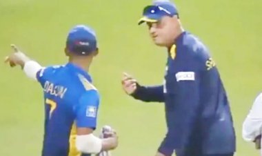 VIDEO: भारत से हार का Side Effect.... बीच मैदान पर भिड़ गए श्रीलंका के कोच और कप्तान.... जोरदार बहस करते दिखे दोनों.... इस बर्ताव पर हुआ विवाद.... देखें VIDEO.....