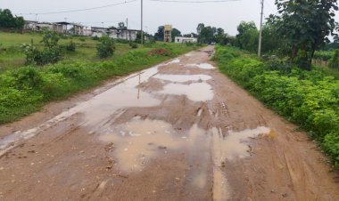 *प्रतापपुर ब्लॉक के ग्राम पंचायत करोन्धा के सड़क की हालत खराब ...हादसों को आमंत्रित करते अनेको बड़े बड़े गढ्ढे ...*