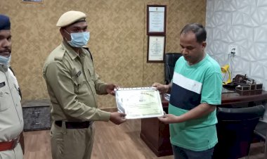 *ओड़गी ब्लॉक के धरसेड़ी में बीते शनिवार को नाला के तेज बहाव में बह रहे ग्रामीण को बचाने वाले नगर सैनिक रमेश सारथी को सूरजपुर कलेक्टर ने प्रशस्ति पत्र देकर किया सम्मानित....*