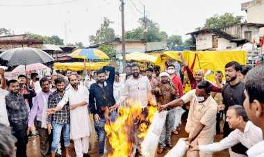 साजा में युवा कांग्रेस ने महंगाई के खिलाफ प्रदर्शन व पुतला दहन कर केंद्र सरकार को घेरा
