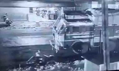 मौत का LIVE VIDEO: शराब पीकर ट्रक के सामने गिरा एक शख्स.... शराब के नशे में बेसुध पड़ा था शख्स.... ड्राइवर ने रौंदते हुए आगे बढ़ा दी गाड़ी.... मौके पर मौत.... देखें लाइव VIDEO.....