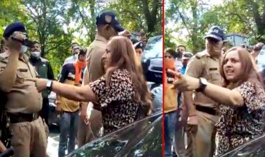 VIDEO हाई वोल्टेज ड्रामा: बीच सड़क पर रईसजादी महिला का हंगामा.... पुलिस को धमकी देते हुए कहा, ‘6 करोड़ की कार को हाथ लगाकर दिखाओ, वर्दी उतरवा दूंगी’.... महिला ने Police पर किया हमला.... देखें VIDEO......