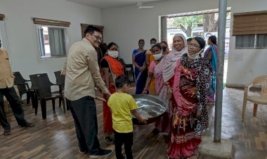 रायपुर पश्चिम के बंजारी नगर के लोगों को क्षेत्रीय विधायक विकास उपाध्याय के द्वारा बर्तन किया गया भेंट......