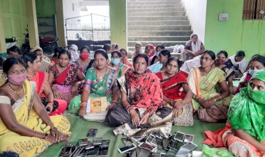 BEMETARA:नवागढ़ परियोजना के 05 सेक्टर के आंगनबाड़ी कार्यकर्ताओं ने लौटाये पुराने मोबाइल, कहा- नए मोबाइल मिलने के बाद करेंगे शासन का काम