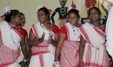 ढोल, मांदर की थाप पर थिरके सुकमावासी. लोक कलाकारों ने पारंपरिक नृत्य की मनोरम प्रस्तुतियाँ दी..सर्व आदिवासी समाज भवन सुकमा में हुआ सांस्कृतिक आयोजन..