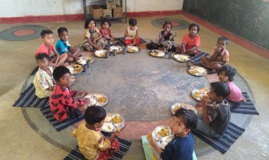 सुकमा -कुपोषण से बचाने आंगनबाड़ी में दिया जा रहा गर्म भोजन