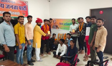 जनजाति समाज के मेधावी छात्रों को किया सम्मानित