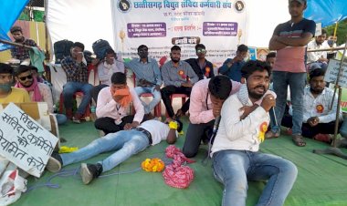 ....जब नाट्य के माध्यम से संविदा कर्मियों ने बताई घातक विद्युत दुर्घटना की पीड़ा.... मंच में रो पड़े परिजन......