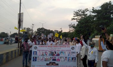 हड़ताल चौथा दिन: कैंडल मार्च निकाल विद्युत दुर्घटना में दिवंगत 21 शहीदों को दी गई श्रद्धांजलि.... संविदा विद्युत कर्मचारियों ने काली पट्टी बांध जताया विरोध......