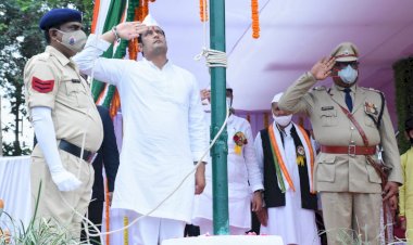 आजादी की 75 वीं वर्षगाँठ पर संसदीय सचिव विकास उपाध्याय ने बेमेतरा के बेसिक स्कूल मैदान में किया ध्वजारोहण......