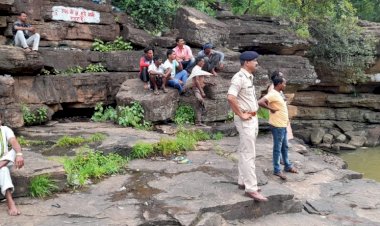धमतरी ब्रेकिंग - नरहरा वाटरफॉल से लापता युवक का मिला शव..24 घंटे के बाद पुलिस ने गोताखोरों की मदद से निकाला शव...