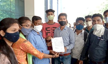 ऑनलाइन परीक्षा आयोजित कराने रविवि के छात्रों ने कुलपति के नाम कलेक्टर को सौंपा ज्ञापन