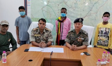 लाखो के दो इनामी नक्सली सहित तीन नक्सलियों ने किया आत्मसमर्पण.... आत्मसमर्पित  तीनो नक्सलियो को पुनर्वास नीति के तहत सहायता राशि व अन्य सुविधाएं दी जाएंगी