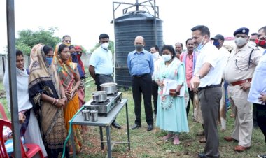 बेमेतरा:स्वसहायता समूह की बहनों द्वारा तैयार राखियाँ मुख्यमंत्री सचिवालय के अधिकारियों को बांधी, गोबर गैस से बनी चाय पिलाई महिला समूहों को बहुआयामी गतिविधियों से जोड़ कर सशक्त और स्वावलंबी बनाये ए.सी.एस सुब्रत साहू