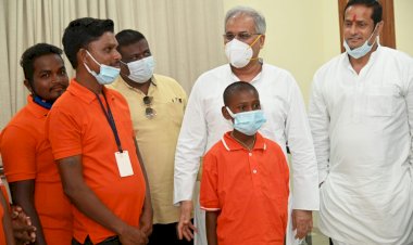 खारुन नदी में जान बचाने वाले गोताखोरों को विधायक विकास ने मुख्यमंत्री भूपेश बघेल से आज मुलाकात कराई..... मुख्यमंत्री ने पांचों गोताखोरों को तत्काल एक-एक लाख  प्रोत्साहन राशि देने की घोषणा की.....