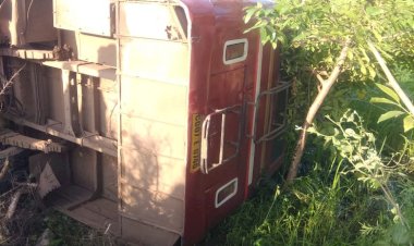 दुर्घटना:रक्षाबंधन के दिन हुआ दर्दनाक हादसा दुर्ग-बेमेतरा स्टेट हाइवे पर देवकर में बस पलटने से दर्जनों घायल