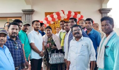 सिहावा विधायक डाँ. लक्ष्मी ध्रुव को जन्मदिवस की बधाई देने पहुंचे सर्व आदिवासी समाज के समाजिकजन...क्षेत्रिय विधायक को साल श्रीफल भेंटकर उज्जवल भविष्य की दी शुभकामनाएं...