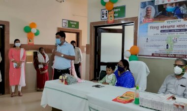 बेमेतरा जिला पंचायत सीईओ रीता यादव के बेटे मास्टर आरव एवं अन्य बच्चों को विटामिन-ए का घोल व आयरन सिरप का खुराक पिलाकर अभियान का शुभारंभ किये