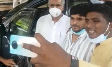 …….जब CM भूपेश ने कार्यकर्ताओं को देख कहा- अरे तूमन कहां आ गेव, फिर जो हुआ….3 मंत्रियों के साथ एक कार में हुए रवाना,पढ़िये पूरा मामला…….