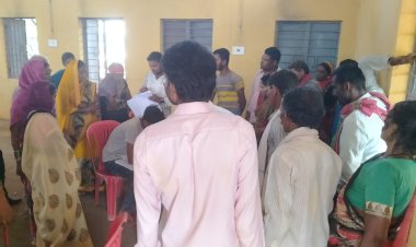 बेमेतरा जिले के देवरबीजा वैक्सीनेशन सेंटर में ड्यूटी लगे शिक्षक अनुपस्थित ,ग्रामीण हुए परेशान