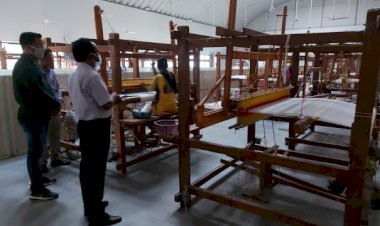 महिला स्व सहायता समूह की सदस्यों को ना केवल आत्मनिर्भर बनाने, बल्कि सफल उद्यमी के रूप में अपनी पहचान स्थापित करने के लिए कलेक्टर पीएस एल्मा ने हरसंभव प्रयास करने के निर्देश दिए...