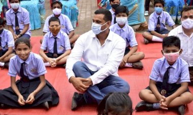 कोराेना काल में जिन बच्चों के माता-पिता का निधन हो गया, उन्हें सरकार पढ़ाएगी.....आवेदन नहीं किया है वे अभी भी आवेदन  कर सकते है....बेसहारों का सहारा बनी भूपेश सरकार, दुर्ग जिले के 867 बच्चों के पढ़ाने का उठाया जिम्मा :-देवेंद्र यादव.........
