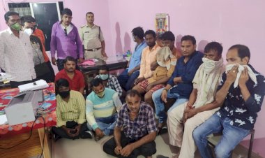 CG  15  गिरफ्तार: खेत के बोर घर में धड्डले से 52 परियों से इश्क लड़ा रहे थे दीवाने…. जुआ फड़ पर पुलिस का छापा....15 जुआरी रंगे हाथों गिरफ्तार.…….. 