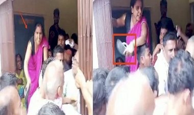 VIDEO कोरोना वैक्सीन से पहले चप्पल का डोज :  वैक्सीन लगाने आये लोगों को महिलाकर्मी ने चप्पलों से पिटा….लाइन में बेकाबू भीड़ पर काबू पाने महिला कर्मी ने दनादन बरसाये चप्पल……..