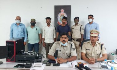 CG - हैलों आपके नाम पर लगी है 25 लाख की लाॅटरी…युवक बोला जी …फिर जो हुआ….लाॅटरी निकलने का झांसा देकर दिव्यांग से लाखों की ठगी…..मास्टरमाइंड समेत साथी गिरफ्तार, दोनों के खाते से करोड़ों का लेनदेन होने का खुलासा…….