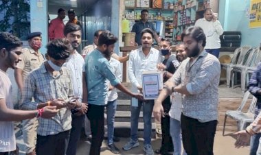 धमतरी एनएसयूआई ने भाजपा विधायक रंजना साहू को किया थूकदान भेंट...