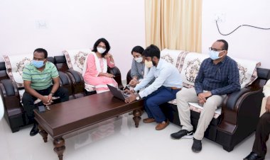 धमतरी कलेक्टर ने निर्माण विभाग के अधिकारियों की बैठक लेकर की समीक्षा..