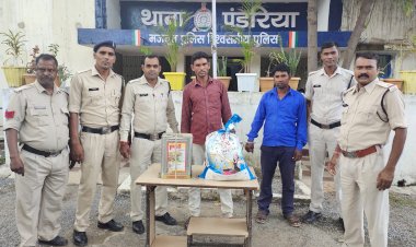  चोरी के दो प्रकरणो का हुआ खुलासा ।   किराना दुकान में चोरी करने वाले दो चोर चढ़े पुलिस के हत्थे।   चोरी के प्रकरण में पंडरिया पुलिस को मिली सफलता।   किराना सामान व नगदी रकम बरामद।
