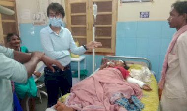 DHAMTARI : हाथियों के झुंड के बीच फंस गई महिला, वन विभाग की रेस्क्यू टीम ने जान की बाजी लगाकर महिला को सुरक्षित निकाला.. पढ़िए पूरी खबर..