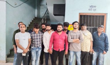 CG 12 गिरफ्तार: बीच शहर के सुनसान इलाक़े में लगा था बड़े कारोबारियों का जमावड़ा…..धड्डले से 52 परियों से इश्क लड़ा रहे थे दीवाने…. जुआ फड़ पर पुलिस का छापा....चार लाख से उपर की नगदी समेत ,12 जुआरी रंगे हाथों गिरफ्तार…….. 