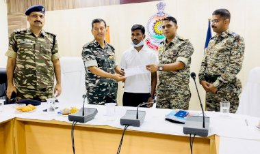 पूना नर्कोम एक नई शुरुवात अभियान के तहत सुकमा पुलिस को मिली सफलता ..8लाख का ईनामी नक्सली सोढ़ी मुया ने एसपी सुनील शर्मा और डीआईजी योज्ञान सिंह के समक्ष किया आत्मसमर्पण..