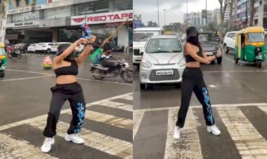 VIDEO: बीच चौराहे पहुंची लड़की.... सिग्नल पर अचानक डांस करने लगी मॉडल.... देखकर हैरान रह गए लोग.... थम गए वाहनों के पहिए.... फिर जो हुआ.... देखें Viral Video......
