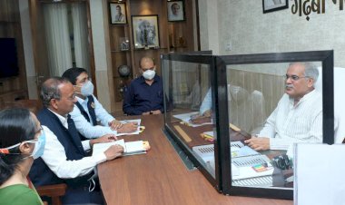 CG की सड़कों को मंजूरी : मुख्यमंत्री भूपेश बघेल से की केंद्रीय ग्रामीण विकास मंत्रालय के सचिव नागेन्द्र नाथ सिन्हा ने मुलाकात..चार हजार किलोमीटर ग्रामीण सड़कों की मंजूरी के लिए हुई चर्चा......