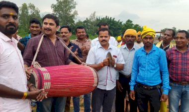 मांदर की थाप पे नाचे युवा कांग्रेस अध्यक्ष।