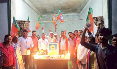 *भाजपा कार्यालय भैयाथान में मनाया गया प्रधानमंत्री नरेंद्र मोदी का जन्म दिन .... किसानों को साल , श्रीफल से किया गया सम्मानित...*