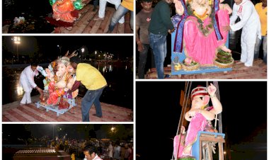 राजधानी रायपुर के सभी क्षेत्रों से प्रभु श्री गणेश जी का विसर्जन करने लोग पहुँच रहे खारुन तट पर.... विसर्जन में क्षेत्रीय विधायक विकास उपाध्याय भी पहुंचे महादेवघाट.... छोटी से लेकर बड़ी प्रतिमाओं के विसर्जन में मदद करते हुए आये नज़र.....