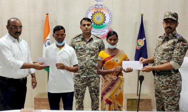 पूना नर्कोम अभियान के तहत संघठन में सक्रिय लाखो के ईनामी नक्सली दंपति ने सुकमा पुलिस अधीक्षक के समक्ष किया आत्मसमर्पण