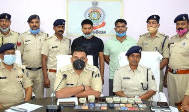 एटीएम मशीन में छेड़छाड़ करने वाले आरोपियो को गिरफ्तार करने में टीम को मिली सफलता   आरोपी द्वारा उत्तरप्रदेश राज्य से आकर करते थे, एटीएम मशीन से पैसो की अवैध निकासी    कवर्धा शहर के विभिन्न एसबीआई एटीएम मशीनों से करते थे पैसो की निकासी    आरोपियो के कब्जे से विभिन्न बैंको के एटीएम कार्ड एवं नगदी रकम 3.90 लाख रूपये बरामद   आरोपियो से पुछताछ दौरान संदिग्ध बैंक खातों को होल्ड की कार्यवाही करवाया गया।