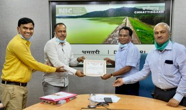 स्वास्थ्य विभाग ने बढ़ाया जिले का मान, सर्वाधिक आयुष्मान कार्ड बनाने के लिए सम्मानित हुआ धमतरी...कलेक्टर ने की छूटे हुए लोगों से योजना के तहत कार्ड बनवाने की अपील...