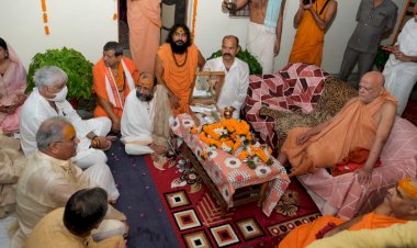 मुख्यमंत्री ने जगदगुरु शंकराचार्य स्वामी निश्चलानन्द सरस्वती के दर्शन कर उनका आशीर्वाद ग्रहण किया.......