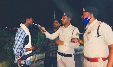 कबीरधाम जिले मे शराब पीकर गाड़ी चलाने वाले पर पुलिस की ताबडतोड कार्यवाही- शराबी वाहन चालको में मचा हड़कंप।    शराब पीकर वाहन चलाने वालो 03 वाहन चालकों पर कबीरधाम पुलिस ने किया सख्त कार्यवाही।    न्यायालय के द्वारा दस दस हजार रुपये का अर्थदंड से किया गया दंडित।
