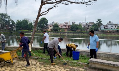 गांधी जयंती के उपलक्ष में निगम प्रशासन ने सफाई अभियान चला कर स्वच्छता का दिया संदेश..महापौर विजय देवांगन ने प्लास्टिक, कचरा मुक्त और स्वच्छ  धमतरी रखने की शपथ दिलाई..