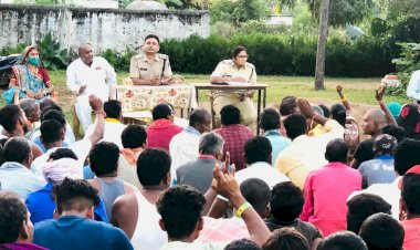 पंडरिया पुलिस के द्वारा ग्राम रहमानकांपा में लगाया चलित थाना।  डेढ़ साल से दो गुटो में चल रहा था धार्मिक विवाद का हुआ निपटारा ।