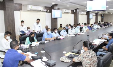 साप्ताहिक समय सीमा बैठक सम्पन्न कलेक्टर ने लोक सेवा केन्द्रों के माध्यम प्राप्त लंबित प्रकरणों को त्वरित गति से निराकृत करने के दिए निर्देश